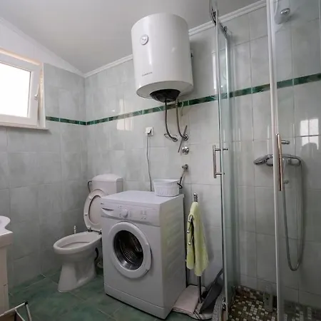 Hill Pool House, Kastel Kambelovac Retreat