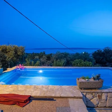 Дом отдыха Hill Pool House, Kastel Kambelovac Retreat