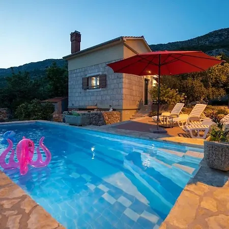 Hill Pool House, Kastel Kambelovac Retreat Дом отдыха Каштела
