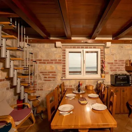 Hill Pool House, Kastel Kambelovac Retreat Дом отдыха