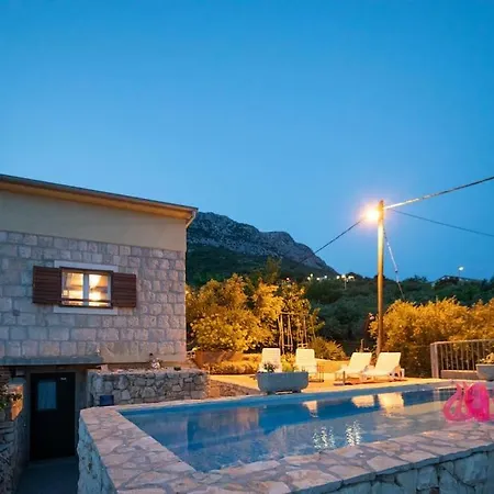 Hill Pool House, Kastel Kambelovac Retreat Дом отдыха
