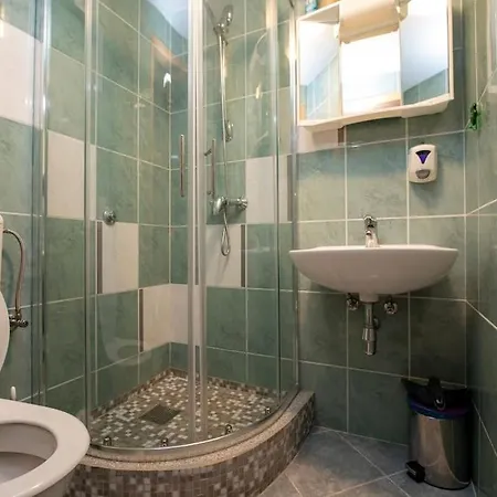 Hill Pool House, Kastel Kambelovac Retreat